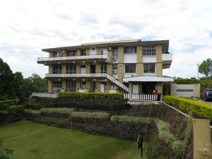 スバにあるTagimoucia House Hotelの芝生の建物