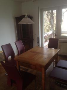 comedor con mesa de madera y sillas en Josefine, en Waldkappel