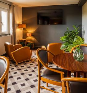 TV a/nebo společenská místnost v ubytování Hotel Restaurant Au Riesling