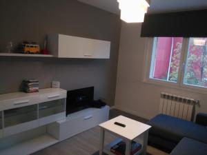 a living room with a blue couch and a table at Apartamento Turístico Marcelo Celayeta AT Cerca del Centro in Pamplona