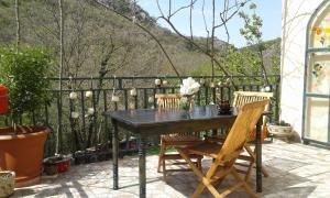 查怡的住宿－Danijela Apartmani，庭院设有围栏,配有桌椅