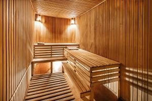 una sauna de madera con dos bancos. en Hotel Bristol, en Yalta