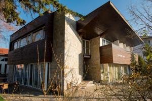 una casa revestida de madera y ladrillo en Villa "Forest way", en Pirdop