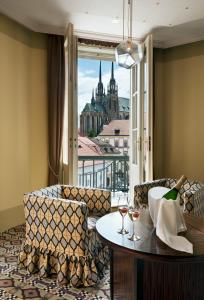 Uma área de estar em Grandezza Hotel Luxury Palace