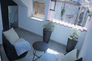 a living room with two chairs and a window at Capitano in Trogir