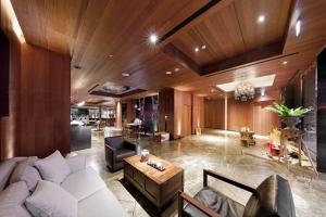 台中的住宿－薆悅酒店台中館，客厅配有沙发和桌子