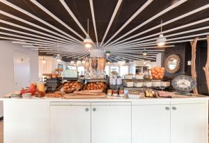 Restavracija oz. druge možnosti za prehrano v nastanitvi ibis styles La Rochelle Thalasso Chatelaillon