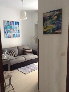 uma sala de estar com um sofá e uma mesa em Babelia em Las Palmas de Gran Canaria