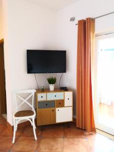 Televízia a/alebo spoločenská miestnosť v ubytovaní Apartment Maria Di