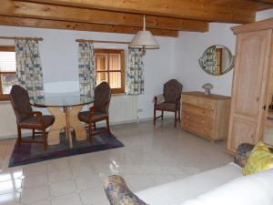 ein Wohnzimmer mit einem Esstisch und Stühlen in der Unterkunft Ferienwohnung Baier in Bad Griesbach