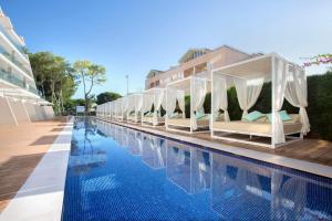 Бассейн в Mar Hotels Playa de Muro Suites или поблизости
