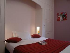 Postel nebo postele na pokoji v ubytování Hotel Du Croisé