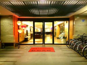 una entrada a un edificio con una señal roja en el suelo en Unique Hotel, en Hualien City