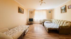 salon z kanapą i stołem w obiekcie Clean and comfortable apartments on Karl Marx street w Tyraspolu