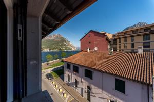 - une vue sur l'eau depuis un bâtiment dans l'établissement Residenza Cece', à Lecco