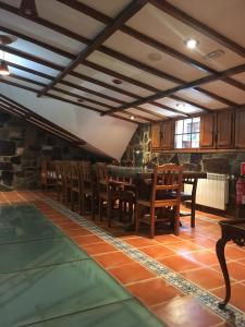 uma sala de jantar com mesa e cadeiras em Hotel Rural Camino Medulas em Ponferrada