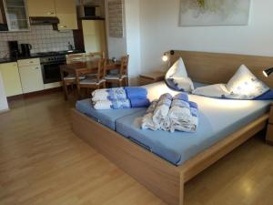 Bett mit blauen und weißen Kissen auf einem Zimmer in der Unterkunft Ferienwohnung Himler in Stumm