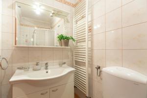 Koupelna v ubytování Apartments Mondo