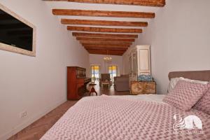 a bedroom with a bed and a wooden ceiling at Romantic Benaco Salò in Salò