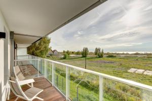 a balcony with a view of the ocean at Zacne Apartamenty in Jastarnia