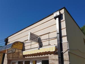 The building in which a hosteleket is located