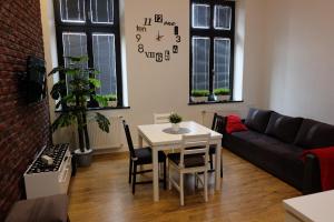 una sala de estar con una mesa y un sofá en Apartament Elementos, en Cracovia
