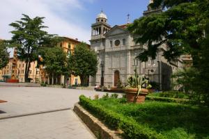 un ancien bâtiment avec une tour d'horloge dans une cour dans l'établissement Casa Brin, à La Spezia