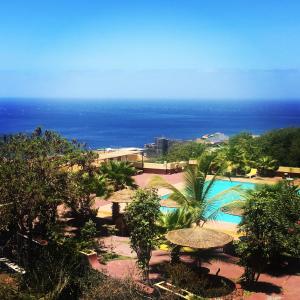 Blick auf ein Resort mit Pool und Meer in der Unterkunft Bamboo Xaguate Hotel in São Filipe