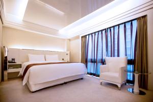 Postel nebo postele na pokoji v ubytování Nanjing Central Hotel