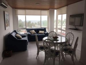 sala de estar con sofá, mesa y sillas en Ocean View San Andres Apartment, en San Andrés