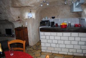 a kitchen with a counter and a microwave in a room at Gite " Le Troglo des 3 Châteaux " in Amboise