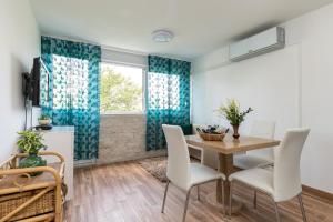 Televízia a/alebo spoločenská miestnosť v ubytovaní Split City apt in Firule beach area