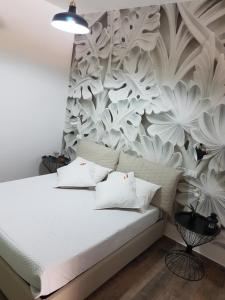 a bedroom with a bed with a white wall at Appartamento urban in Custonaci