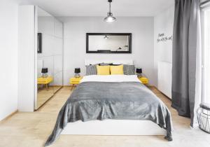 ワルシャワにあるAtelier Apartamenty Praga No. 1のベッドルーム1室(黄色をアクセントにした大型ベッド1台付)