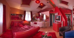 インターラーケンにあるLoveroomのリビングルーム(赤いソファ、テレビ付)