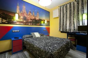 Кровать или кровати в номере JC Rooms Santa Ana