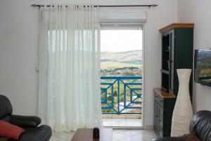 uma sala de estar com uma janela com vista em Atlantis Home em Antananarivo