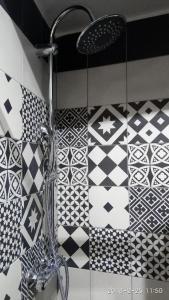 パヴィアにあるArchimedeの黒と白のタイル張りのバスルーム(シャワー付)
