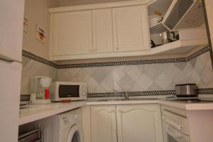 Kuchyňa alebo kuchynka v ubytovaní Apartamentos Aloha2 El Puerto de Santa Maria