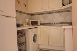 Kuchyňa alebo kuchynka v ubytovaní Apartamentos Aloha2 El Puerto de Santa Maria