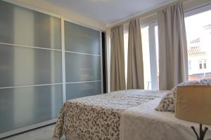 Posteľ alebo postele v izbe v ubytovaní Apartamentos Aloha2 El Puerto de Santa Maria
