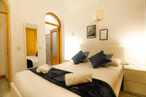 マドリードにあるApartment Fresa, 3のベッドルーム(鏡付きの大きな白いベッド1台付)