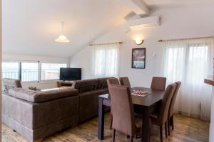uma sala de estar com um sofá e uma mesa em Lux Apartments Fabris em Kotor