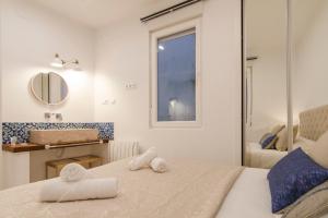 um quarto com uma cama, um espelho e um lavatório em Apartment Fomento em Madrid