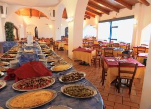 A restaurant or other place to eat at TH Le Castella - Baia degli Dei Village