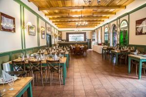 Reštaurácia alebo iné gastronomické zariadenie v ubytovaní Hotel Galant Lednice