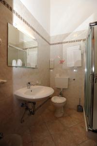 ein Badezimmer mit Waschbecken und Toilette in der Unterkunft Castelfranco Hotel in Castelfranco Emilia + 22 Fotos