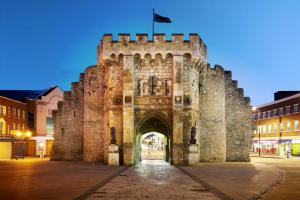 um velho arco de pedra com uma bandeira no topo em Norfolk House em Southampton