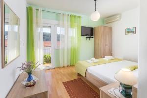 een kleine slaapkamer met een bed en een raam bij Apartmani LuNa in Hvar