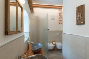 A bathroom at Ansitz Mairhof